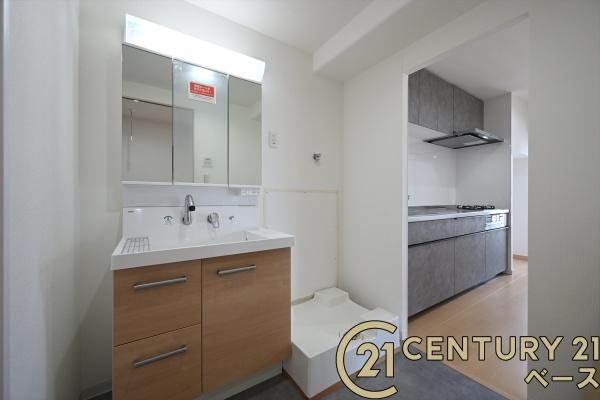 橿原神宮前スカイハイツの独立洗面台|■現地撮影写真■三面鏡タイプのミラーキャビネット！収納スペースも豊富です！