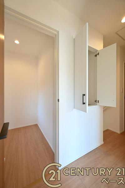 奈良市三松ヶ丘の新築一戸建の収納|■現地撮影写真■廊下にも納戸スペース完備！