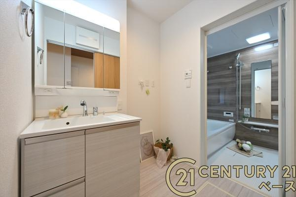 奈良市三松ヶ丘の新築一戸建の独立洗面台|■現地撮影写真■三面鏡タイプのミラーキャビネット！収納スペースも豊富です！