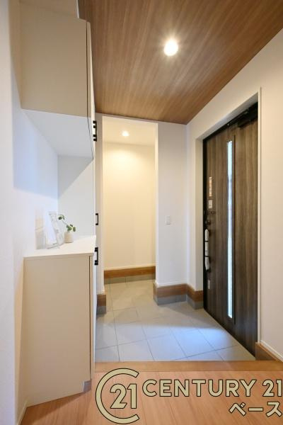 奈良市三松ヶ丘の新築一戸建の玄関|■現地撮影写真■すっきりとした明るい玄関が家族やお客様を迎えてくれます！