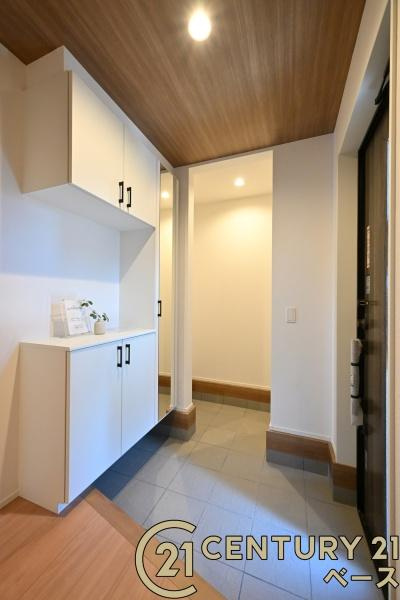 奈良市三松ヶ丘の新築一戸建の玄関|■現地撮影写真■玄関には広々土間収納があります！履物の他にも傘立てやベビーカーも仕舞えます！