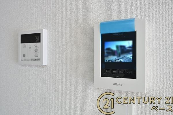 奈良市三松ヶ丘の新築一戸建の内装|■現地撮影写真■ＴＶモニター付きインターホンで防犯対策もバッチリ！来客も一目でわかり安心です！