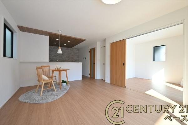 奈良市三松ヶ丘の新築一戸建の居間・リビング|■現地撮影写真■家計と環境に優しい！断熱性・保温性に優れたペアガラスを使用しています！