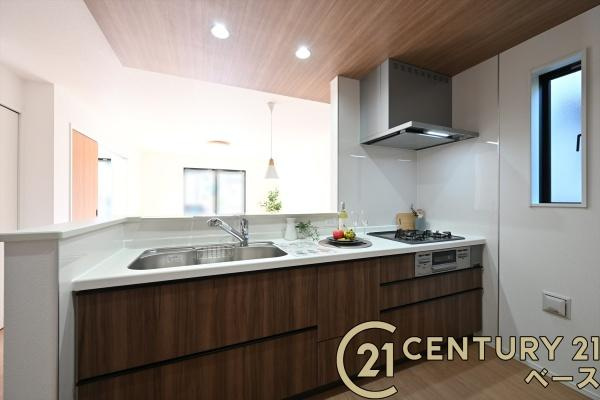 奈良市三松ヶ丘の新築一戸建のキッチン|■現地撮影写真■家族とのコミュニケーションがとりやすい人気のカウンターキッチン！