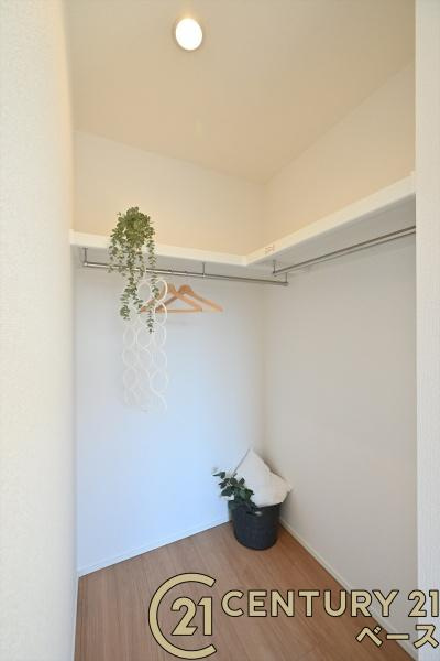 奈良市三松ヶ丘の新築一戸建の収納|■現地撮影写真■広々としたＷＩＣを完備！大きな荷物も楽々収納！