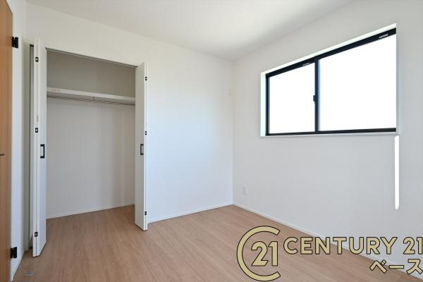 奈良市三松ヶ丘の新築一戸建の収納|■現地撮影写真■冬物のコートや季節のものなどたくさんしまえる広さ！
