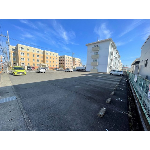 アサイビルの駐車場