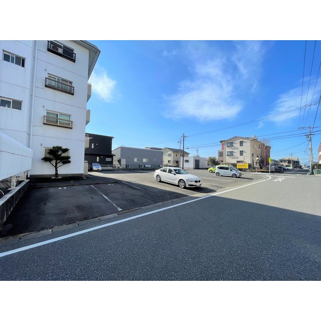 アサイビルの駐車場