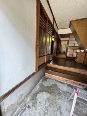 【玄関】 | 居組中古戸建　 | 明るい玄関です
