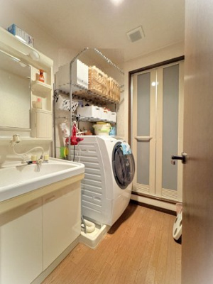 【洗面所】 | ロワイヤル斑鳩 | 洗面化粧台／室内洗濯機置場