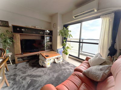 【居間・リビング】 | ロワイヤル斑鳩 | 南向きバルコニーに面した開放感のあるＬＤＫ♪