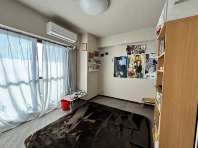 【子供部屋】 | ロワイヤル斑鳩 | バルコニーに面した洋室／7帖