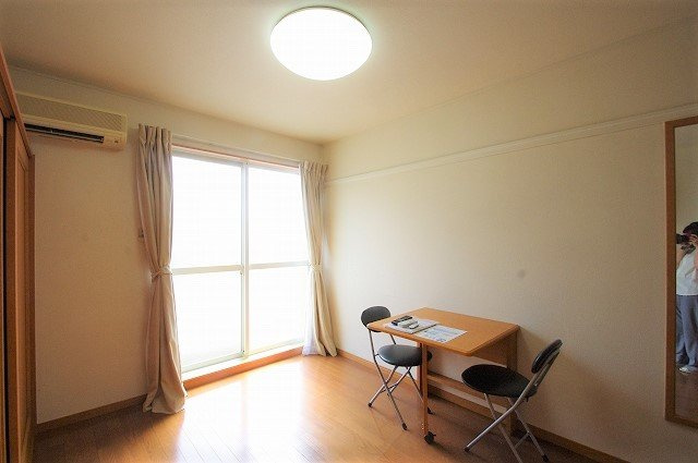 レオパレスＣｏｚｚｙＣｏｒｔの居間・リビング