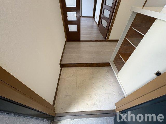 エスポアール前川の玄関|収納もある玄関です