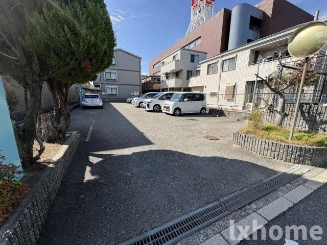 エスポアール前川の駐車場|車をお持ちの方に嬉しい駐車場付きの物件です