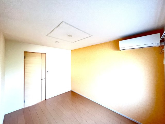 シャルムパピヨンの寝室|広くて明るい寝室