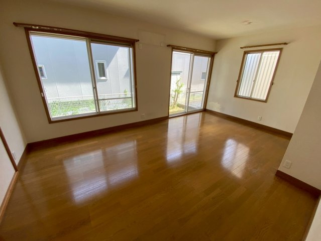 上菅2丁目　の居間・リビング