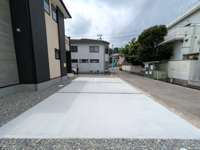 岡山市北区尾上 1期 ①号棟の駐車場|◆駐車スペースは来客にも安心の5台分可能です！