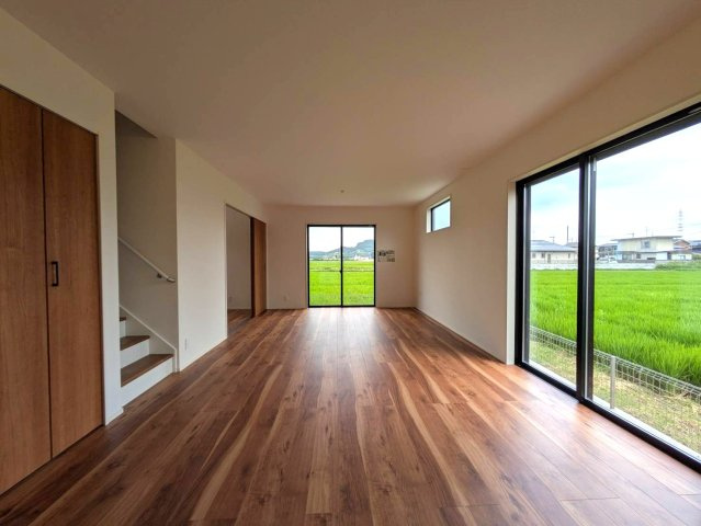 岡山市北区尾上 1期 ①号棟の居間・リビング|◆LDKは南側に面しており、日当たり良好です。