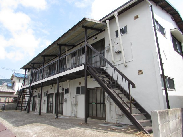 三葛アパートのエントランス