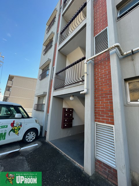 柏原農住団地S棟のエントランス