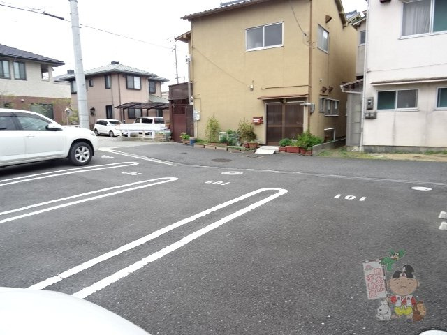 アヴニール福富の駐車場