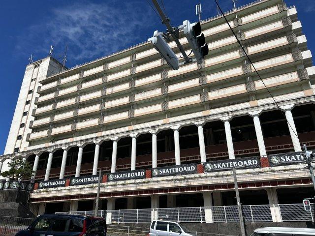 KADENAビルの外観