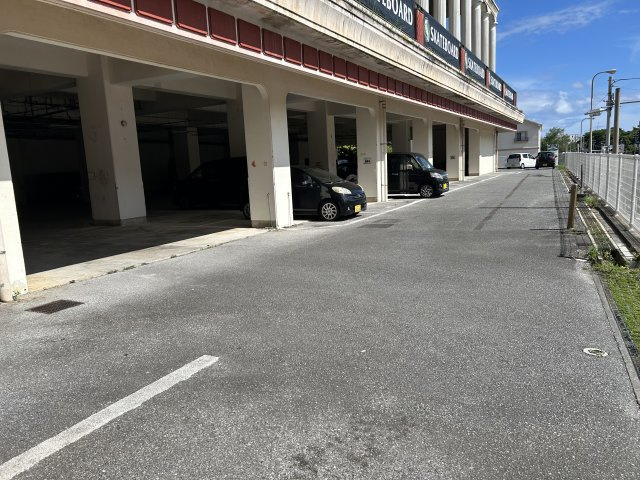 KADENAビルの駐車場