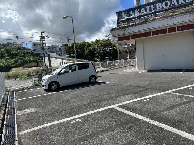KADENAビルの駐車場