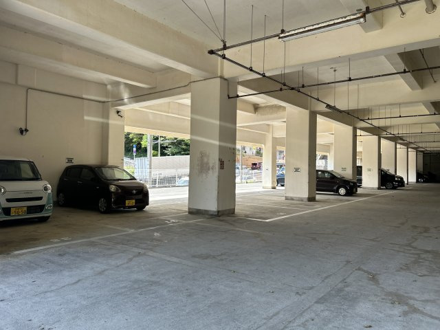 KADENAビルの駐車場