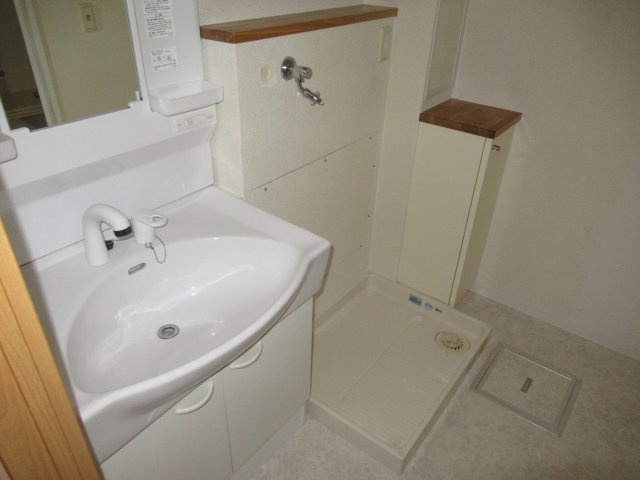 サンラフレ明石２ＬＤＫの洗面所|脱衣スペースもあります