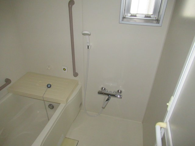 サンラフレ明石２ＬＤＫの浴室|浴室には窓があります