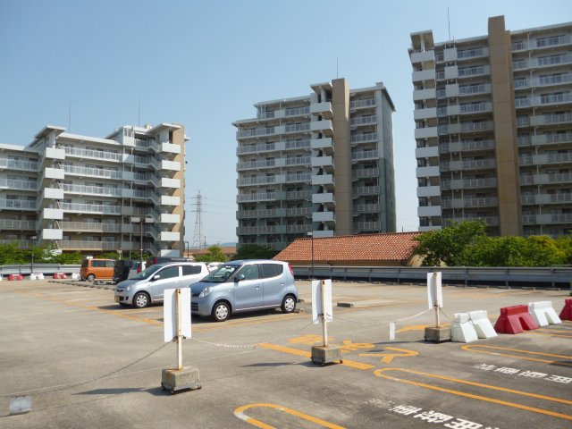サンラフレ明石２ＬＤＫの駐車場|駐車場があるので、車を買う予定の方も安心です