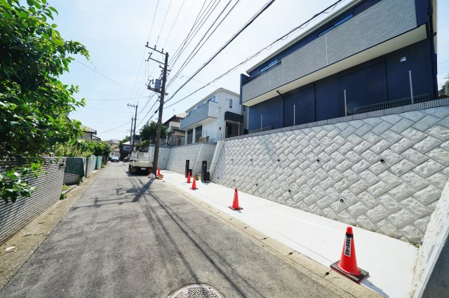 【横浜市保土ケ谷区上菅田町889-43全2棟新築戸建て】★仲介手数料無料★（上菅田笹の丘小学校・上菅田中学校）の前面道路含む現地写真