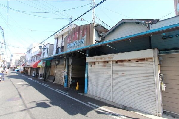 コンラッド長瀬の周辺