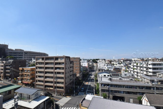 【展望】 | 眼前に広がる空の雄大さと、このお部屋の自慢の一つである「眺望」をご覧ください。毎日、この景色を独り占めできる新生活に夢が広がります。～即日のご見学可能～　お問合せはお気軽にどうぞ。

