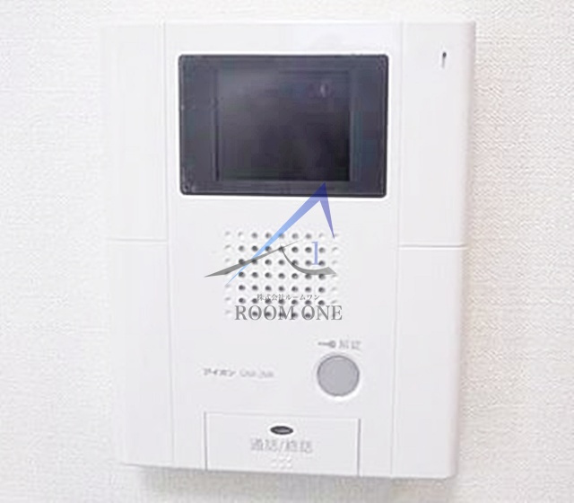 レジデンス本町のセキュリティ|モニター付きインターホンです。