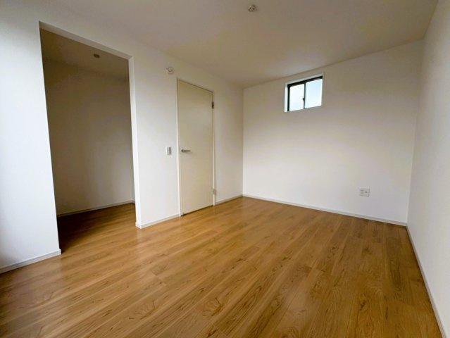 鶏冠井町沢ノ東の洋室