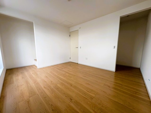 鶏冠井町沢ノ東の洋室