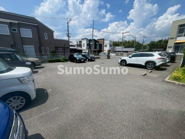 リーガルレジェンドの駐車場