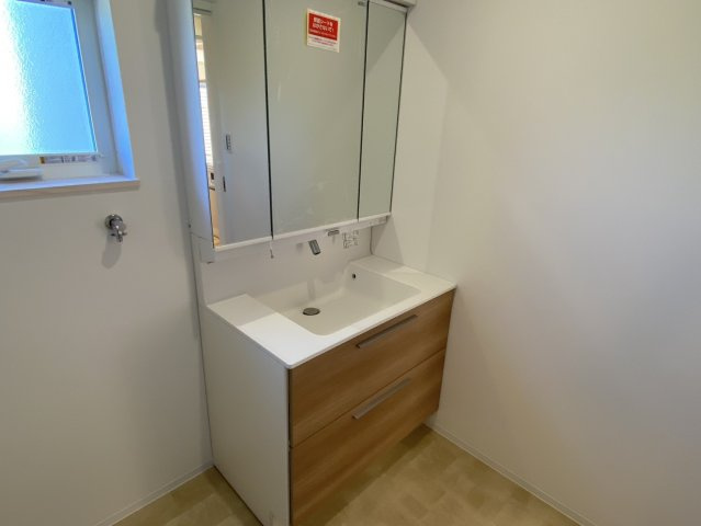 西条市飯岡　中古住宅の独立洗面台