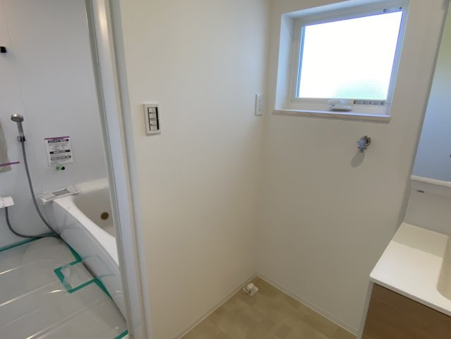 西条市飯岡　中古住宅の洗面所