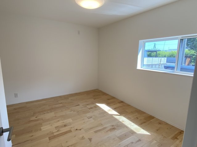 西条市飯岡　中古住宅の洋室