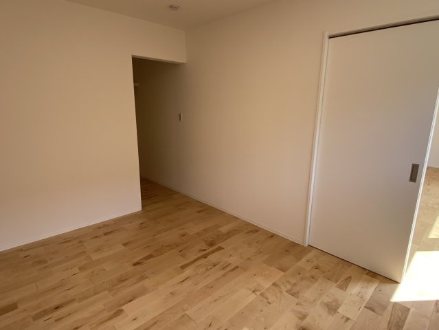 西条市飯岡　中古住宅の洋室