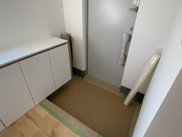 西条市飯岡　中古住宅の玄関