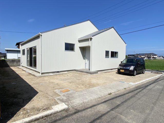 西条市飯岡　中古住宅の駐車場