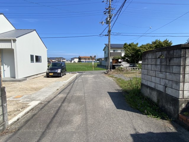 西条市飯岡　中古住宅の前面道路含む現地写真