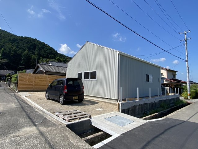 西条市飯岡　中古住宅の前面道路含む現地写真