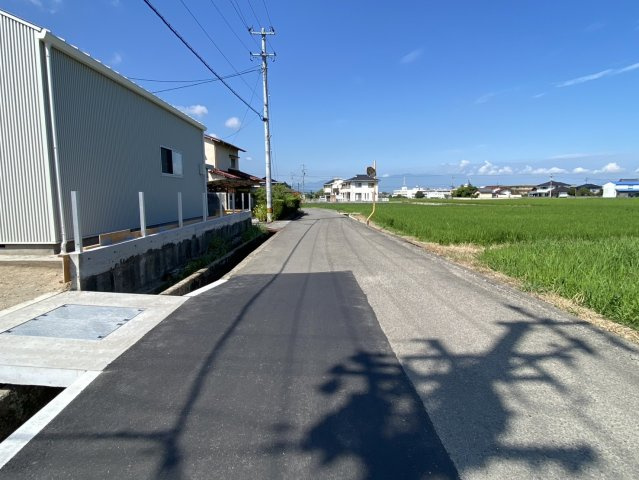 西条市飯岡　中古住宅の前面道路含む現地写真