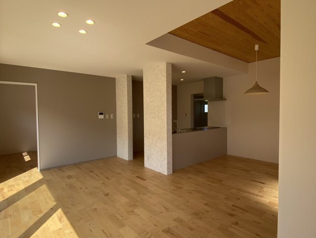 西条市飯岡　中古住宅の居間・リビング